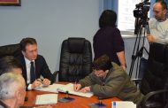 NAJZASLUŽNIJIMA ZA SLOBODU NAČELNIK UGLJEVIKA POTPISAO UGOVORE O OTKUPU 22 STANA