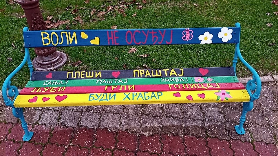 VESELA KLUPA U CENTRU UGLJEVIKA :D