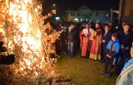 TRADICIONALNO PALJENJE BADNJAKA ISPRED HRAMA SVETE PETKE PARASKEVE U UGLJEVIKU….