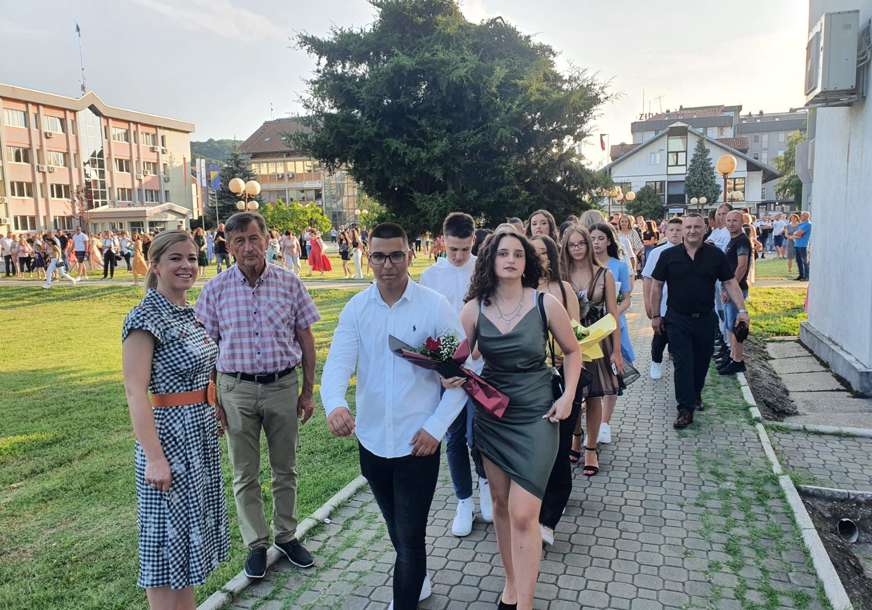 MATURANTI UGLJEVIČKE OŠ “ALEKSA ŠANTIĆ” PROSLAVILI ZAVRŠETAK OSNOVNOG OBRAZOVANJA