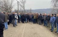 NA PROTESTNOM OKUPLJANJU MJEŠTANA STAROG UGLJEVIKA I MEZGRAJE PRISUSTVOVALI NAČELNIK DRAGAN GAJIĆ I DIREKTOR RiTE UGLJEVIK DIKO CVIJETINOVIĆ