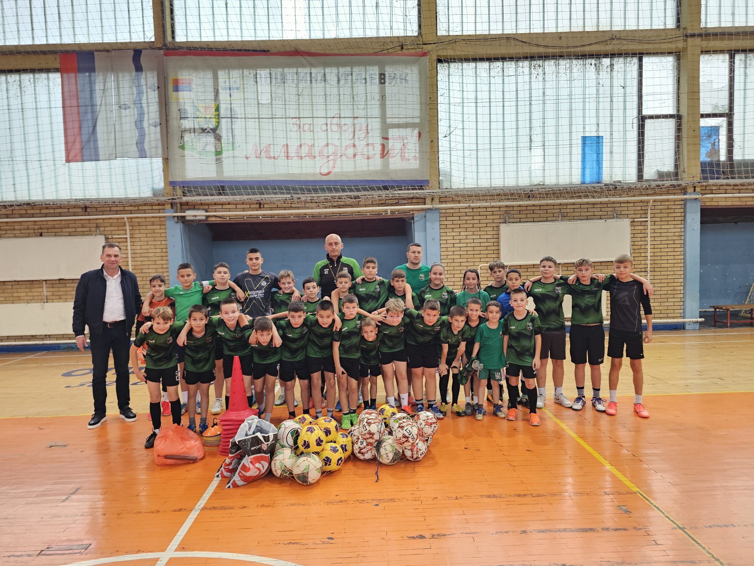 PODRŠKA MLADIM UGLJEVIČKIM FUDBALERIMA: URUČENA SPORTSKA OPREMA ŠKOLI FUDBALA “RUDAR”