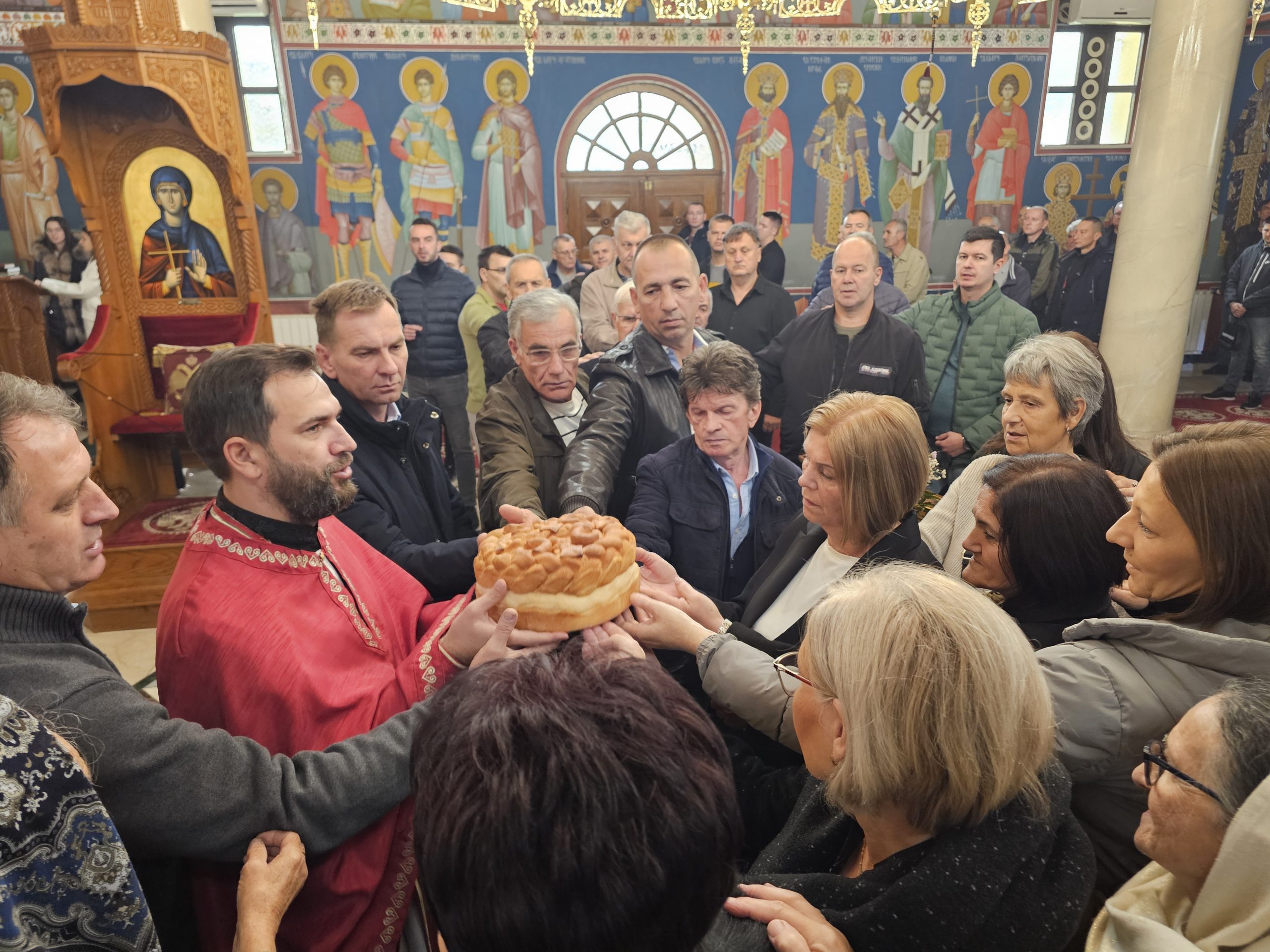 ARANĐELOVDAN – KRSNA SLAVA UGLJEVIČKOG DOMA ZDRAVLJA: POMAŽU OD SRCA – DOMAĆINSKI RADE