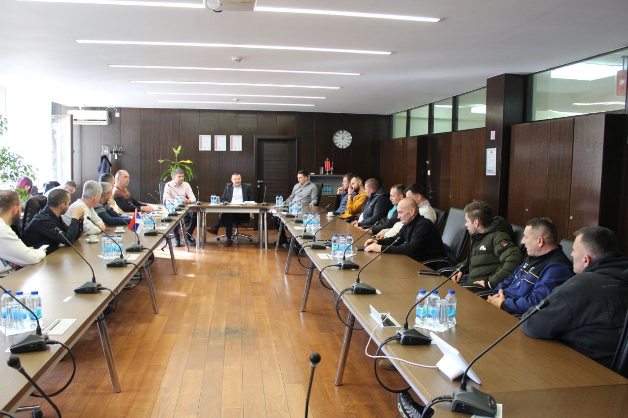 DIREKTOR NOVAKOVIĆ SA RADNICIMA KOJI SU PODIGLI PREVRNUTI BAGER – JOŠ JEDNOM JE SLOGA POBIJEDILA!