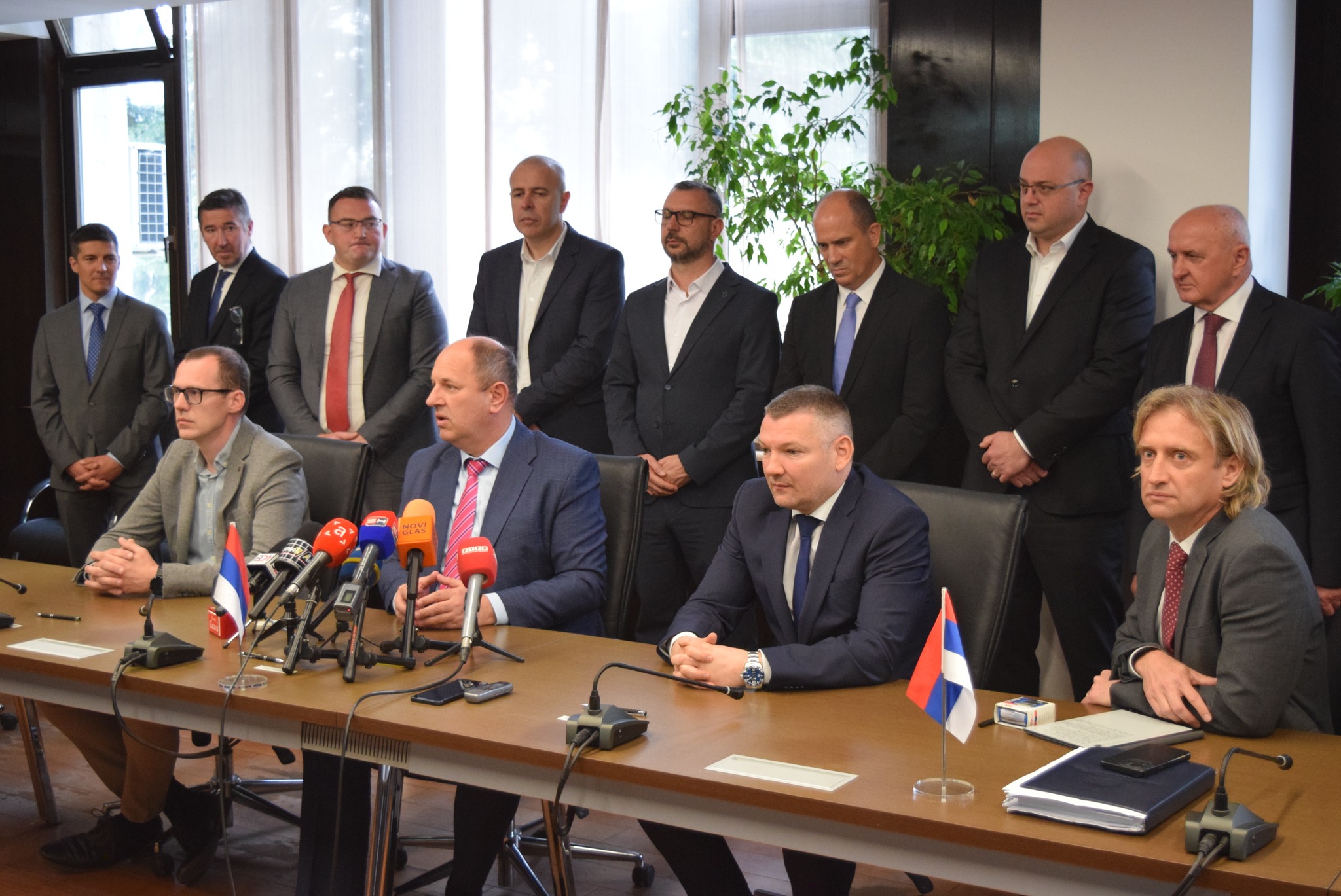 DANAS U UPRAVNOJ ZGRADI RUDNIKA I TERMOELEKTRANE UGLJEVIK JE POTPISAN UGOVOR KOJI OMOGUĆAVA STABILNO POSLOVANJE OVOG GIGANTA (tekst, audio, foto)