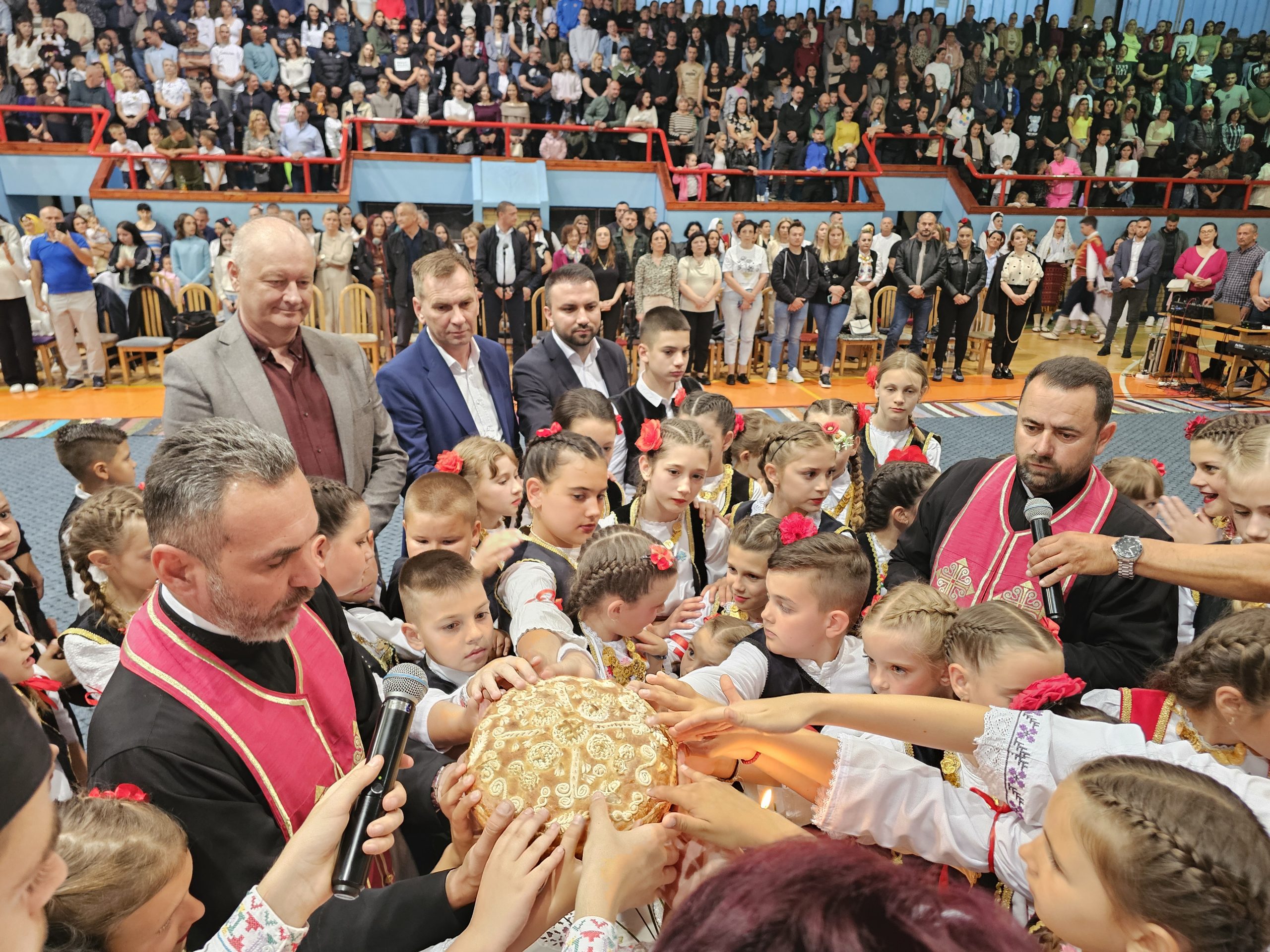 KUD “RAVNO POLJE” KONCERTOM PROSLAVILO KRSNU SLAVU SVETOG VASILIJA OSTROŠKOG