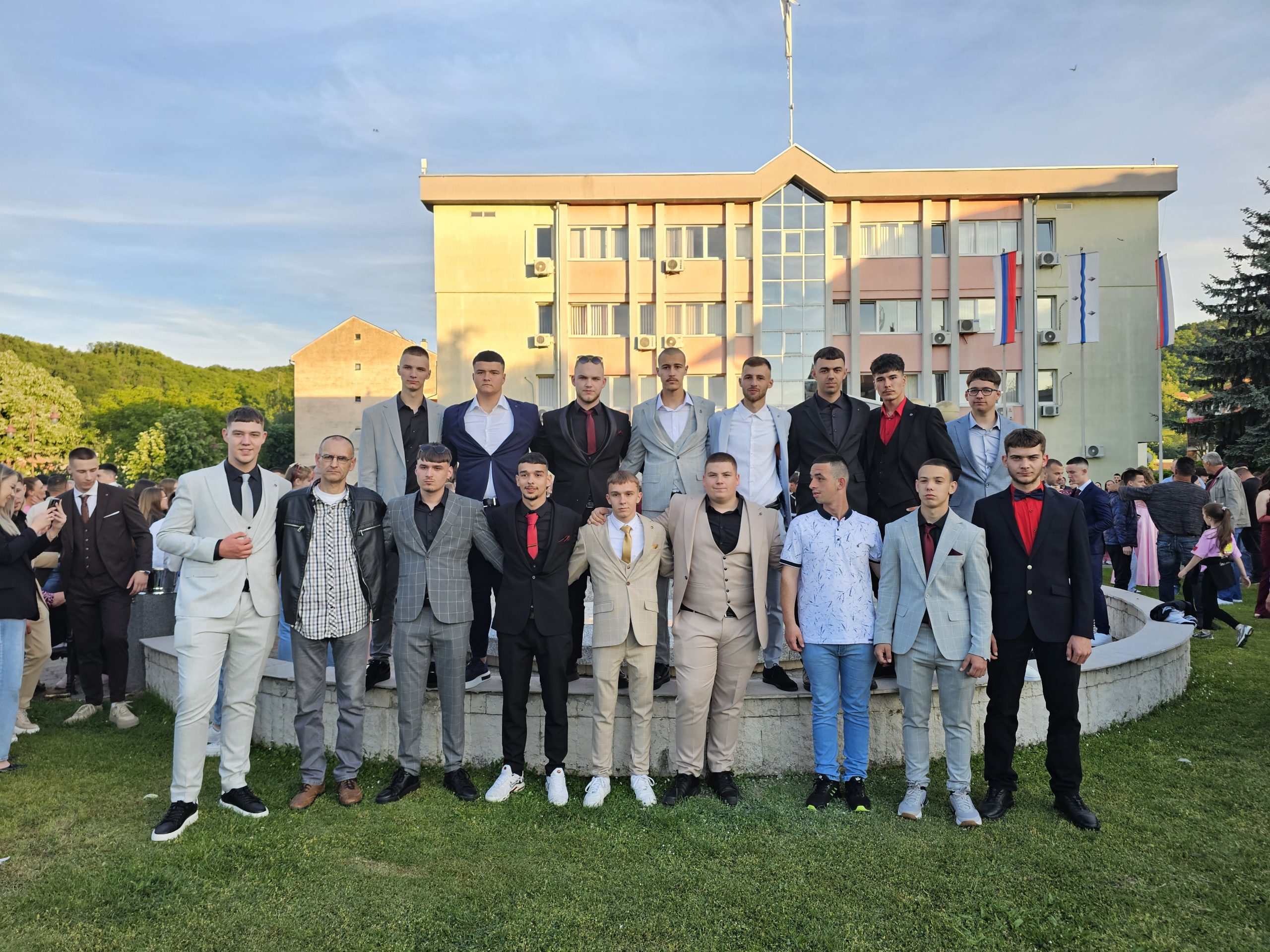 MATURANTI PROŠETALI UGLJEVIKOM: DEFILE RADOSTI, MLADOSTI I LJEPOTE